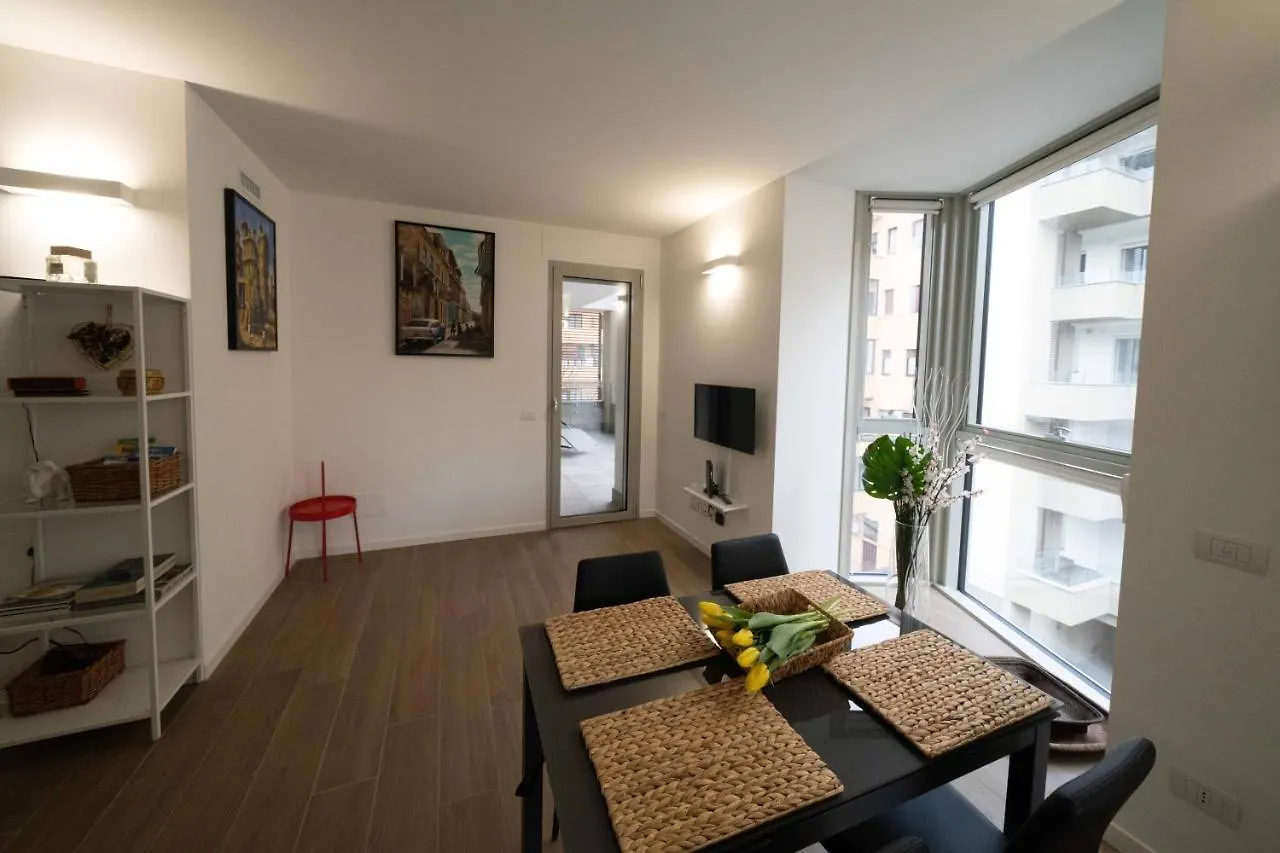 Amazing BRAND NEW 2 room upper scale with condo GYM close to metro Milano Italia