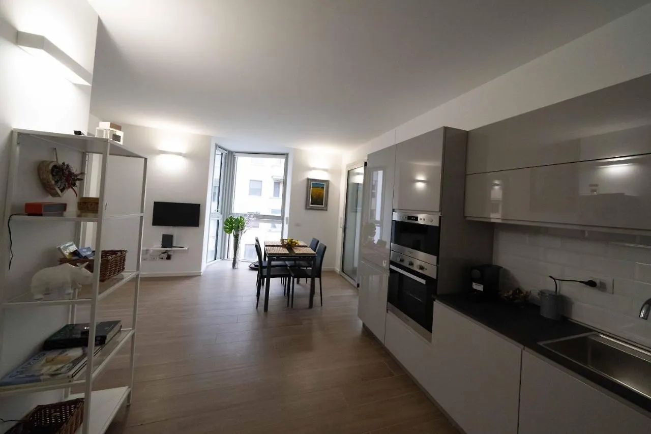 Amazing Brand New 2 Room Upper Scale With Condo Gym Close To Metro Milan Apartment